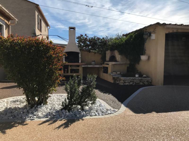 Rénovation d’une terrasse dallées avec une résine en gravier de marbre ou moquette de pierre sur Istres