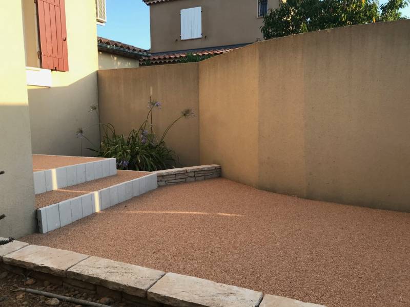 habillage d’une terrasse béton avec une résine de marbre ou moquette de Pierre sur la commune de Saint-Martin de Crau