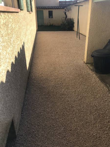 Aménagement d’un jardin avec du gravier stabilisé drainant sur salon de Provence