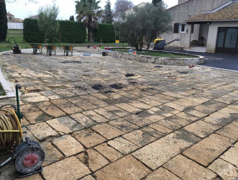 Réfection d'une cour en enrobé noir à chaud en Arles