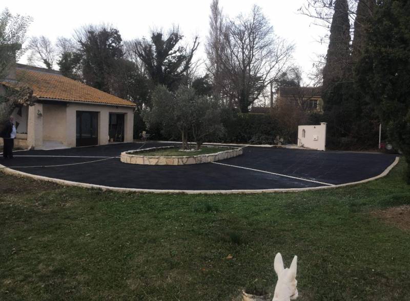 Réfection d'une cour en enrobé noir à chaud en Arles